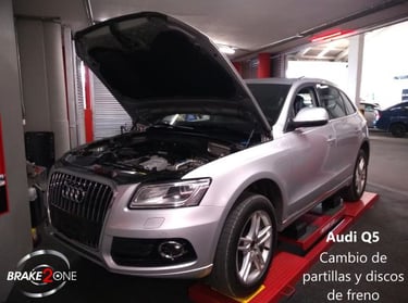Audi Q5 en elevador durante cambio de pastillas y discos de freno en el taller Brake2one