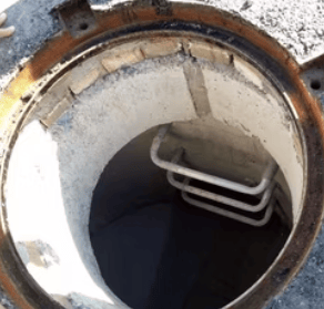 Poço de visita de concreto com escada interna para inspeção de rede de drenagem.