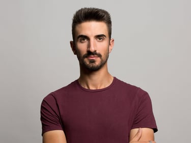 Álvaro RPérez con camiseta burdeos moreno serio