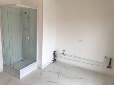 Mise en place de la douche et de la plomberie en façade