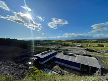 amplo pátio para facilitar a logistica