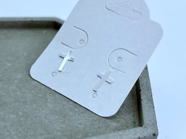 brinco em prata 925 mini cruz sagrada