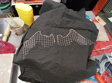 Structure des ailes de la sculpture Iris réalisée avec du grillage