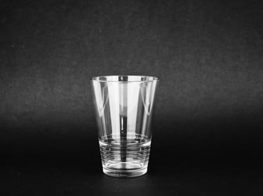 vaso cristal en fondo negro