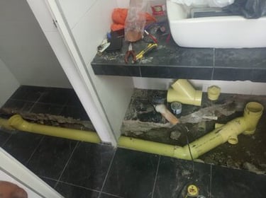 Cambio de cañerias, se muestra el piso roto