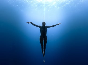 freediving competition photography athlete Helena Bourdillon underwater Laura Mommicchi