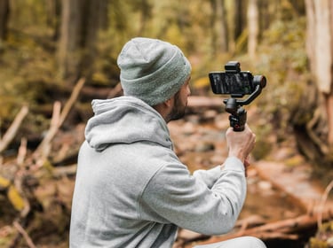 Influencer showcasing smartphone gimbal features in a nature setting