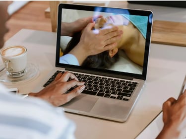 Personne regardant une vidéo de massage du visage sur un ordinateur portable.