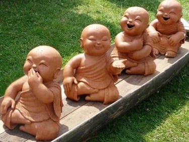 quatre bouddhas rieurs représentant la joie de vivre et l'inscouciance.