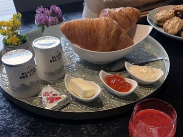 petit déjeuner dans la chambre studio des Gardannes en Haute-Savoie