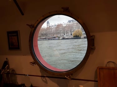 Uitzicht op een rivier door een patrijspoort