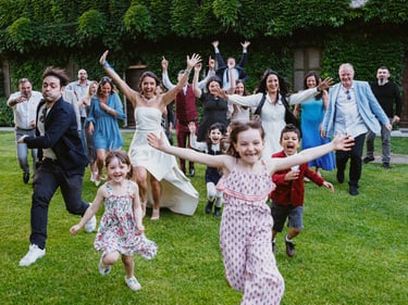 Foto di gruppo simpatica con gli amici mentre tutti corrono in maniera buffa