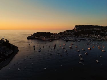 Luftaufnahme Drohnenbild Puerto Soller in Mallorca bei Sonnenuntergang