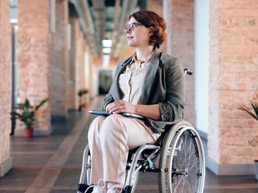 Personne en situation de handicap détendue après une séance d'ostéopathie proche de Cadillac