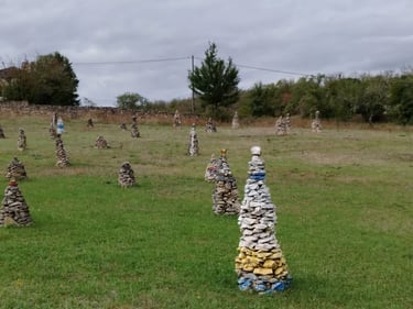 Structures de pierres dans le pré - André Nouyrit