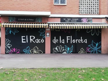 graffiti en cierre metálico de supermercado publicidad pintura  decorativa