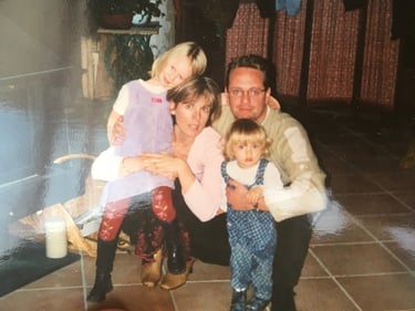 Image de notre famille, deux petites filles avec leur mère et leur père.