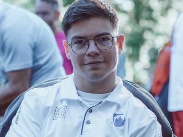 homme avec polo et lunettes