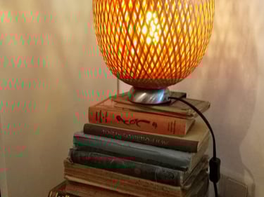 alte Bücher als Säule für Stimmungslicht