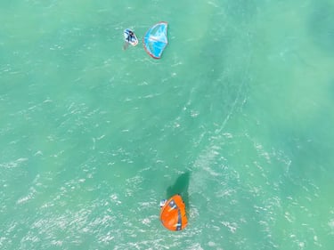 Wingfoil en navigation à la baie de Sakalava devant Ocean Lodge Madagascar