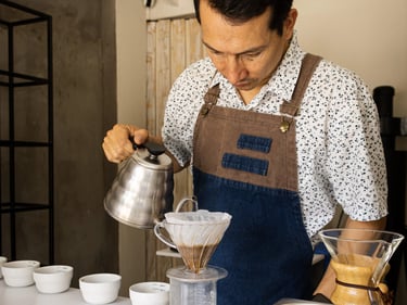Juli, profesor de Confite, preparando café filtrado en V60 durante charla cafetera