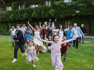 Foto di gruppo simpatica con gli amici mentre tutti corrono in maniera buffa