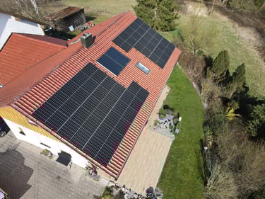 Postmünster Fa. Konrad IBC MonoSol Sungrow 12,8 kWh Sungrow 29 11,75 kWp 2022 Hausdach mit Notstrom-