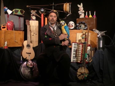 guirigabacho au milieu de tous ses instruments