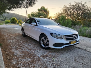 Λευκό Mercedes-Benz W213 Taxi της Orange Taxi Καβάλα για άνετες μετακινήσεις