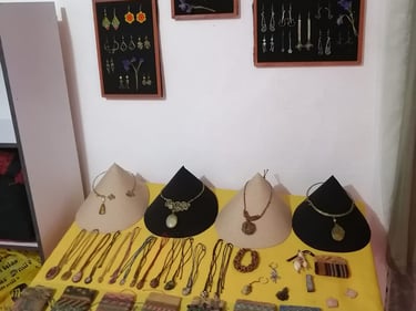 Exhibición de joyería artesanal hecha a mano que presenta pulseras tejidas, collares y aretes