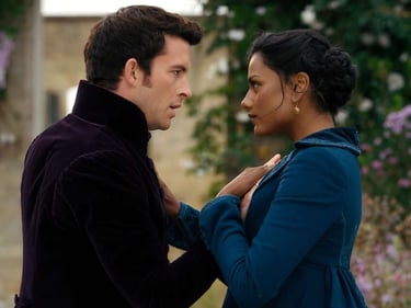 Anthony Bridgerton e Kate Sharma (Simone Ashley) em 