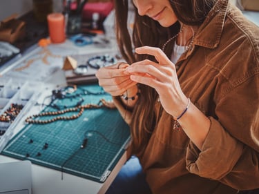 Mujer elaborando collar de macramé en taller avanzado de la CDMX