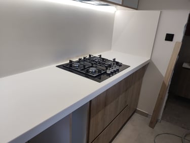 ΠΑΓΚΟΣ ΚΟΥΖΙΝΑΣ CORIAN ΜΕ ΕΣΤΙΕΣ ΥΓΡΑΕΡΙΟΥ