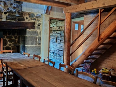 Salon chaleureux d'un grand gîte