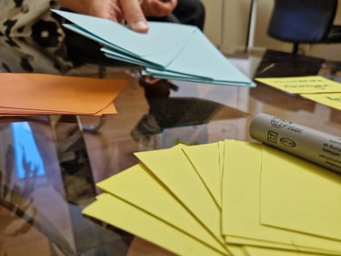 Workshop mit Moderationskarten auf Tisch