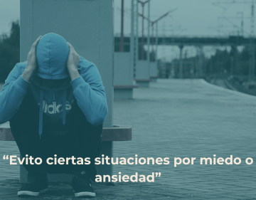 Persona aislada con la cabeza tapada que necesita hablar con un psicólogo en Mairena del Alcor