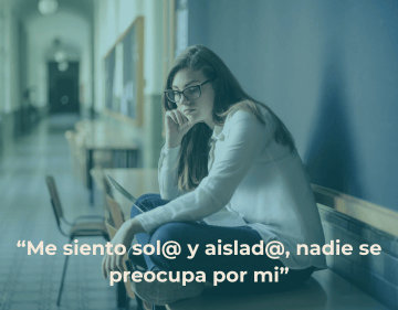 Mujer sentada en un banco pensando si ir a terapia psicológica en Mairena del Alcor
