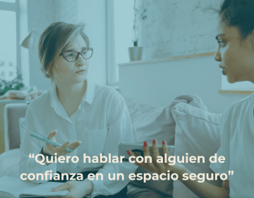 Psicóloga y paciente conversando en un espacio seguro