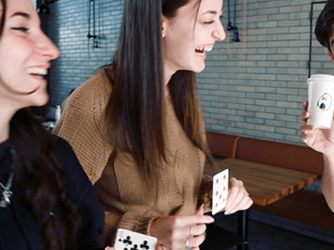 spectatrices qui rient devant un tour de magie