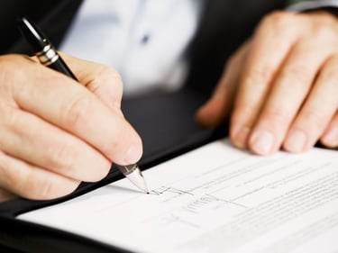 Ruka potpisuje ugovor , obvezno pravo i ugovorni odnosi