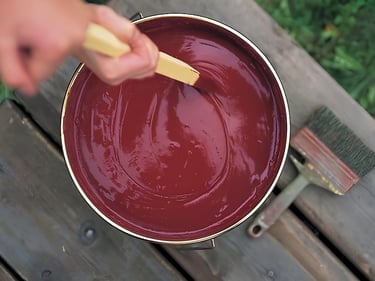 Un pot de peinture suédoise rouge prête à mélanger en 2 minutes