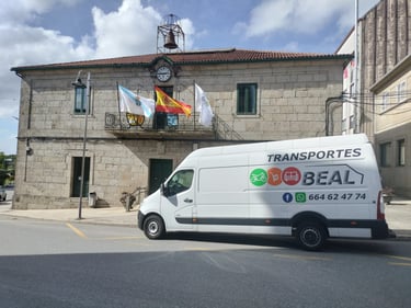 Furgoneta de Transportes Beal estacionada frente a un edificio histórico