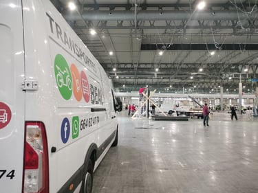 Furgoneta de Transportes Beal dentro de un recinto ferial, facilitando la logística en un evento.