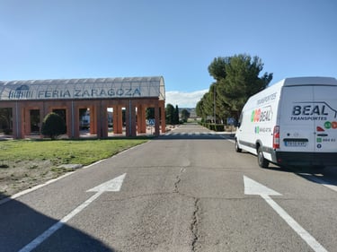 Furgoneta de BEAL Servicios logísticos frente a la feria de Zaragoza