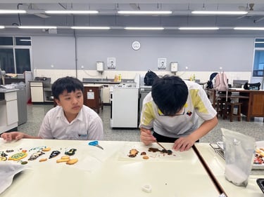 學生於 OneDo Workshop 烘焙課堂中專注裝飾甜品，手部動作細緻，作品展現創意與用心，捕捉孩子投入學習的片刻。
