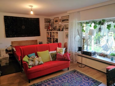 gemütliche Couch vor dem Panoramafenster