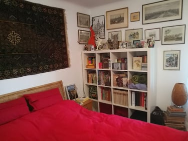 Doppelbett hinter der Couch - eine gemütliche Schlafnische