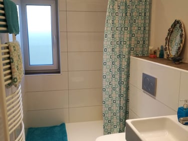 Bad mit Dusche + WC