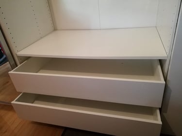 ausreichend Platz für deine Kleidung in 2 großen Laden