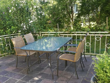 Esstisch auf der Terrasse mit Blick in den Garten